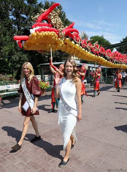 Miss Germany 2020 - Leonie von Hase und Miss Universe Netherlands 2019 - Sharon Pieksma auf dem Weg zur Wiedereröffnung der PIRATEN IN BATAVIA im Europa-Park am 28. Juli 2020