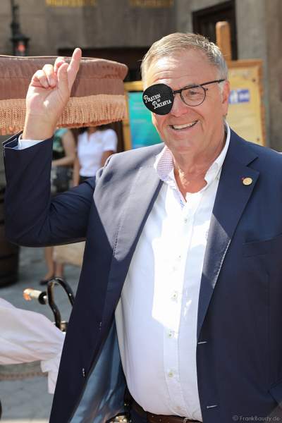 Europa-Park Inhaber Roland Mack mit Augenklappe bei der Wiedereröffnung der PIRATEN IN BATAVIA im Europa-Park am 28. Juli 2020