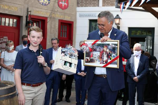 Fabian Schütz übergibt ein Geschenk an Inhaber Roland Mack bei der Wiedereröffnung der PIRATEN IN BATAVIA im Europa-Park am 28. Juli 2020