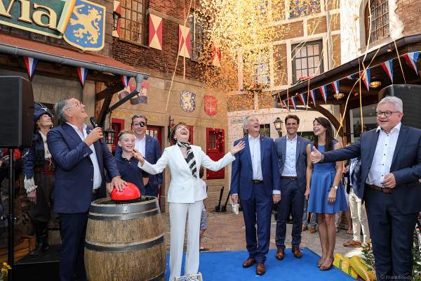 Familie Mack, Fabian Schütz, Paola Felix und Guido Wolf drücken den Startknopf zur Wiedereröffnung der PIRATEN IN BATAVIA im Europa-Park am 28. Juli 2020