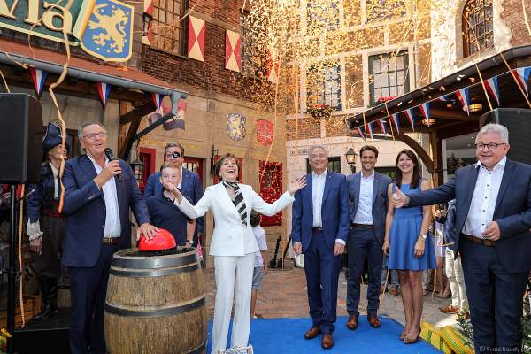 Familie Mack, Fabian Schütz, Paola Felix und Guido Wolf drücken den Startknopf zur Wiedereröffnung der PIRATEN IN BATAVIA im Europa-Park am 28. Juli 2020