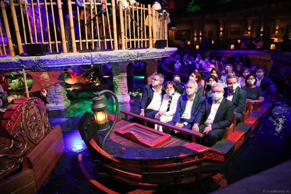 Die Europa-Park Inhaberfamilie Mack bei der Jungfernfahrt PIRATEN IN BATAVIA mit den Ehrengästen Paola Felix (1. Reihe 2.v.li), Guido Wolf (1. Reihe re.) und Fabian Schütz (2. Reihe li.)