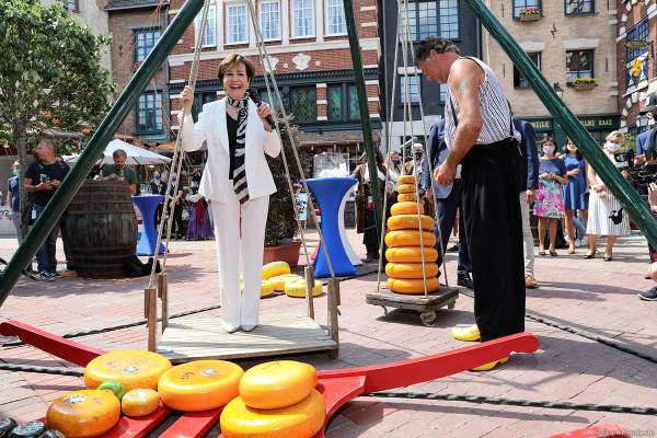 Paola Felix wird für einen guten Zweck mit Käse aufgewogen