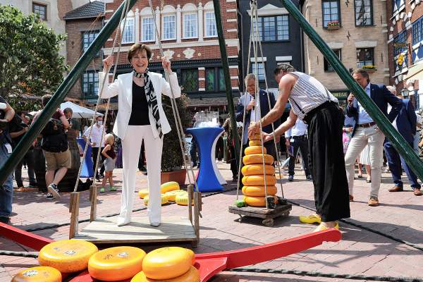Paola Felix wird für einen guten Zweck mit Käse aufgewogen