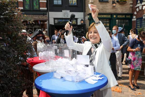 Paola Felix zieht die Gewinner der wohltätige Organisationen in Deutschland, Frankreich und der Schweiz