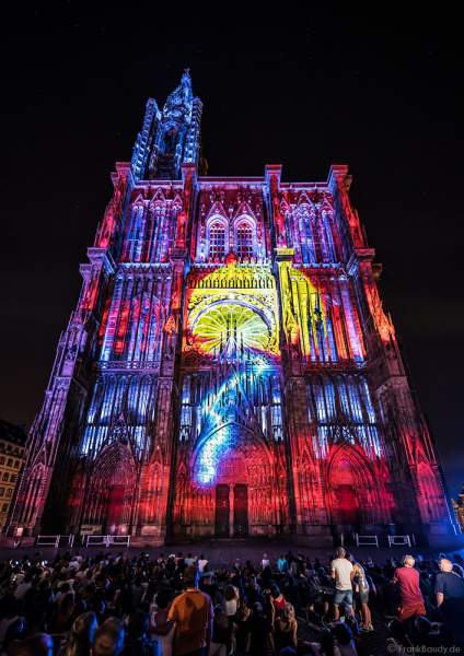 Lichtshow PAUSE am Straßburger Münster beim Sommerfestival 2020 mit Musik von Ludwig Van Beethoven während der Corona-Krise (COVID-19-Pandemie)