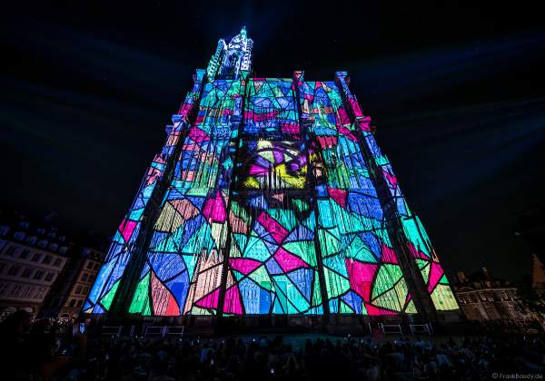 Lichtshow PAUSE am Straßburger Münster beim Sommerfestival 2020 mit Musik von Ludwig Van Beethoven während der Corona-Krise (COVID-19-Pandemie)