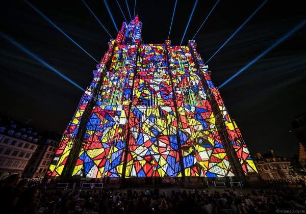 Lichtshow PAUSE am Straßburger Münster beim Sommerfestival 2020 mit Musik von Ludwig Van Beethoven während der Corona-Krise (COVID-19-Pandemie)