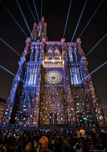 Lichtshow PAUSE am Straßburger Münster beim Sommerfestival 2020 mit Musik von Ludwig Van Beethoven während der Corona-Krise (COVID-19-Pandemie)