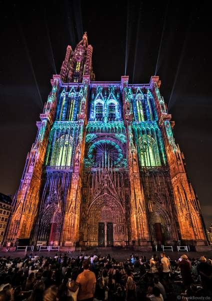 Lichtshow PAUSE am Straßburger Münster beim Sommerfestival 2020 mit Musik von Ludwig Van Beethoven während der Corona-Krise (COVID-19-Pandemie)