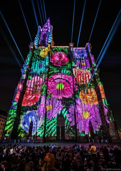 Lichtshow PAUSE am Straßburger Münster beim Sommerfestival 2020 mit Musik von Ludwig Van Beethoven während der Corona-Krise (COVID-19-Pandemie)