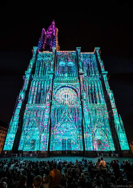 Lichtshow PAUSE am Straßburger Münster beim Sommerfestival 2020 mit Musik von Ludwig Van Beethoven während der Corona-Krise (COVID-19-Pandemie)