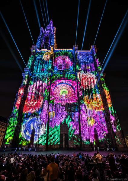 Lichtshow PAUSE am Straßburger Münster beim Sommerfestival 2020 mit Musik von Ludwig Van Beethoven während der Corona-Krise (COVID-19-Pandemie)