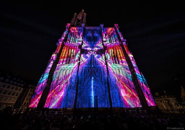 Lichtshow PAUSE am Straßburger Münster beim Sommerfestival 2020 mit Musik von Ludwig Van Beethoven während der Corona-Krise (COVID-19-Pandemie)