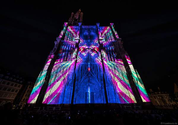 Lichtshow PAUSE am Straßburger Münster beim Sommerfestival 2020 mit Musik von Ludwig Van Beethoven während der Corona-Krise (COVID-19-Pandemie)