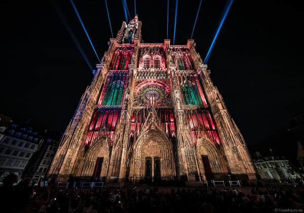 Lichtshow PAUSE am Straßburger Münster beim Sommerfestival 2020 mit Musik von Ludwig Van Beethoven während der Corona-Krise (COVID-19-Pandemie)