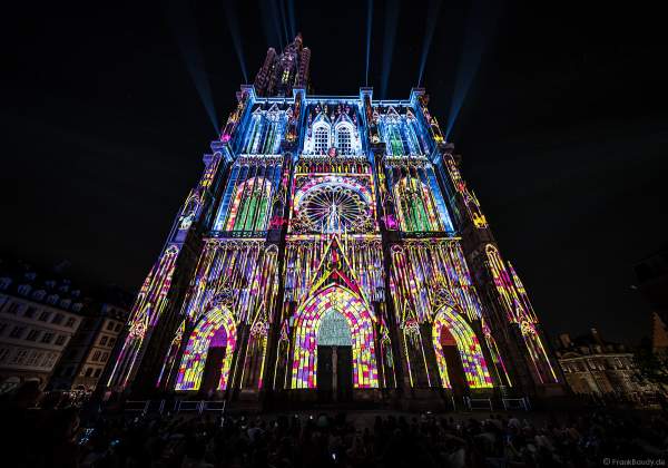 Lichtshow PAUSE am Straßburger Münster beim Sommerfestival 2020 mit Musik von Ludwig Van Beethoven während der Corona-Krise (COVID-19-Pandemie)