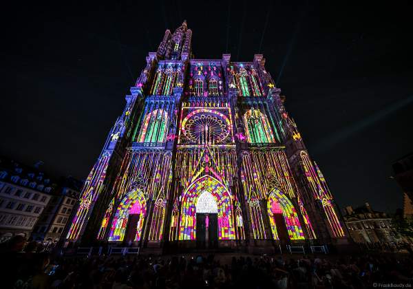 Lichtshow PAUSE am Straßburger Münster beim Sommerfestival 2020 mit Musik von Ludwig Van Beethoven während der Corona-Krise (COVID-19-Pandemie)