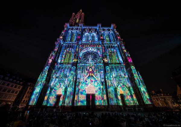 Lichtshow PAUSE am Straßburger Münster beim Sommerfestival 2020 mit Musik von Ludwig Van Beethoven während der Corona-Krise (COVID-19-Pandemie)