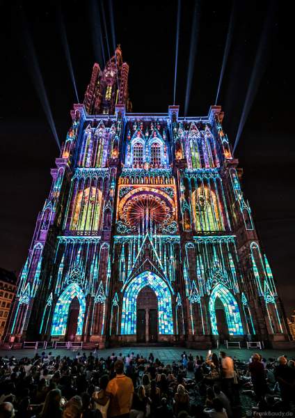 Lichtshow PAUSE am Straßburger Münster beim Sommerfestival 2020 mit Musik von Ludwig Van Beethoven während der Corona-Krise (COVID-19-Pandemie)