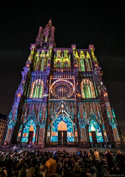 Lichtshow PAUSE am Straßburger Münster beim Sommerfestival 2020 mit Musik von Ludwig Van Beethoven während der Corona-Krise (COVID-19-Pandemie)