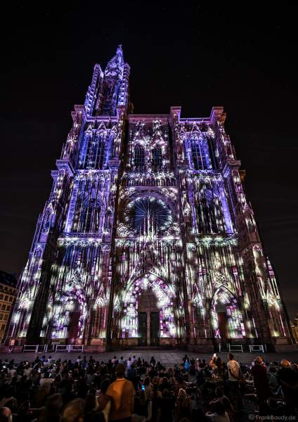 Lichtshow PAUSE am Straßburger Münster beim Sommerfestival 2020 mit Musik von Ludwig Van Beethoven während der Corona-Krise (COVID-19-Pandemie)