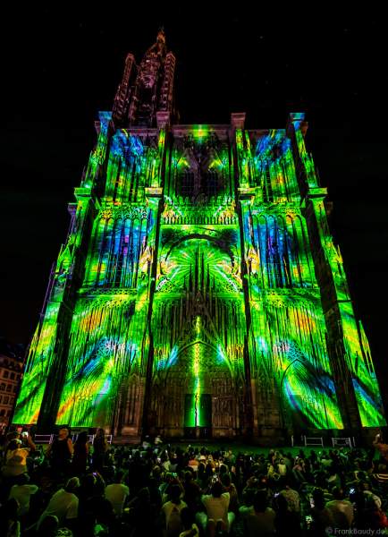 Lichtshow PAUSE am Straßburger Münster beim Sommerfestival 2020 mit Musik von Ludwig Van Beethoven während der Corona-Krise (COVID-19-Pandemie)