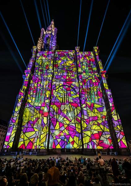 Lichtshow PAUSE am Straßburger Münster beim Sommerfestival 2020 mit Musik von Ludwig Van Beethoven während der Corona-Krise (COVID-19-Pandemie)