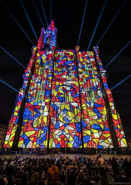 Lichtshow PAUSE am Straßburger Münster beim Sommerfestival 2020 mit Musik von Ludwig Van Beethoven während der Corona-Krise (COVID-19-Pandemie)