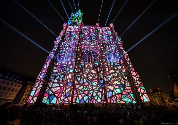 Lichtshow PAUSE am Straßburger Münster beim Sommerfestival 2020 mit Musik von Ludwig Van Beethoven während der Corona-Krise (COVID-19-Pandemie)
