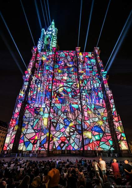 Lichtshow PAUSE am Straßburger Münster beim Sommerfestival 2020 mit Musik von Ludwig Van Beethoven während der Corona-Krise (COVID-19-Pandemie)