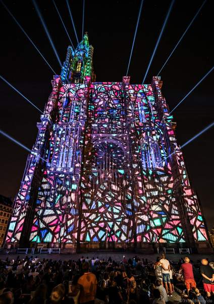 Lichtshow PAUSE am Straßburger Münster beim Sommerfestival 2020 mit Musik von Ludwig Van Beethoven während der Corona-Krise (COVID-19-Pandemie)
