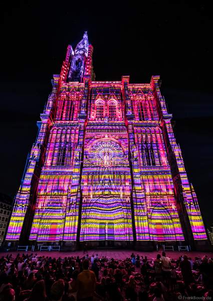 Lichtshow PAUSE am Straßburger Münster beim Sommerfestival 2020 mit Musik von Ludwig Van Beethoven während der Corona-Krise (COVID-19-Pandemie)