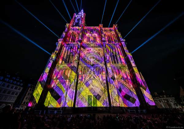 Lichtshow PAUSE am Straßburger Münster beim Sommerfestival 2020 mit Musik von Ludwig Van Beethoven während der Corona-Krise (COVID-19-Pandemie)