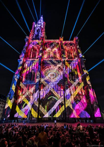 Lichtshow PAUSE am Straßburger Münster beim Sommerfestival 2020 mit Musik von Ludwig Van Beethoven während der Corona-Krise (COVID-19-Pandemie)
