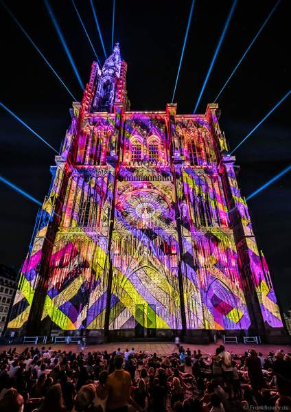 Lichtshow PAUSE am Straßburger Münster beim Sommerfestival 2020 mit Musik von Ludwig Van Beethoven während der Corona-Krise (COVID-19-Pandemie)