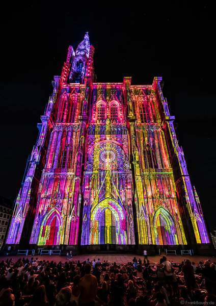 Lichtshow PAUSE am Straßburger Münster beim Sommerfestival 2020 mit Musik von Ludwig Van Beethoven während der Corona-Krise (COVID-19-Pandemie)