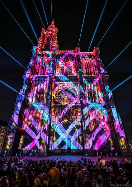 Lichtshow PAUSE am Straßburger Münster beim Sommerfestival 2020 mit Musik von Ludwig Van Beethoven während der Corona-Krise (COVID-19-Pandemie)