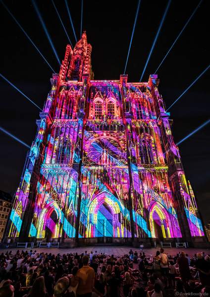 Lichtshow PAUSE am Straßburger Münster beim Sommerfestival 2020 mit Musik von Ludwig Van Beethoven während der Corona-Krise (COVID-19-Pandemie)