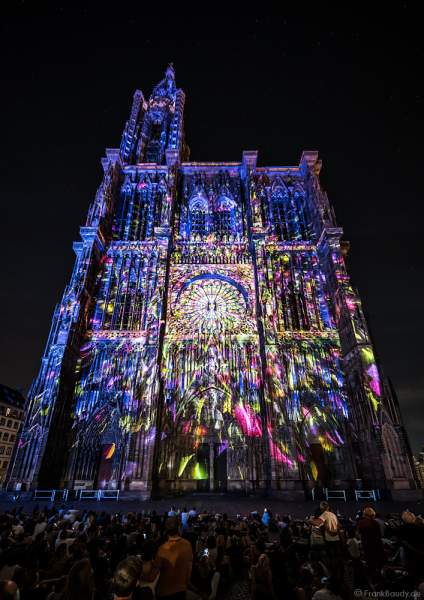 Lichtshow PAUSE am Straßburger Münster beim Sommerfestival 2020 mit Musik von Ludwig Van Beethoven während der Corona-Krise (COVID-19-Pandemie)