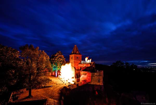 Flammenshow mit Wave-Flamer und Flammenprojektoren zur Musik von "Games of Thrones" zum 50-jährigen Jubiläum des Restaurants auf Burg Frankenstein am 10.09.2020