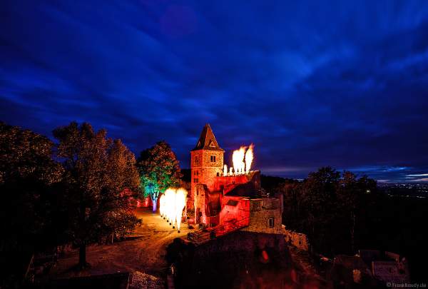 Flammenshow mit Flammenprojektoren zur Musik von "Games of Thrones" zum 50-jährigen Jubiläum des Restaurants auf Burg Frankenstein am 10.09.2020
