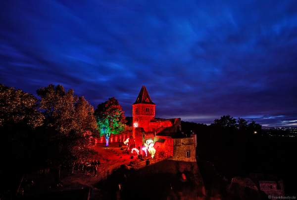 Flammenshow mit Wave-Flamer, Flammenprojektoren und Pyrotechnik zur Musik von "Games of Thrones" zum 50-jährigen Jubiläum des Restaurants auf Burg Frankenstein am 10.09.2020