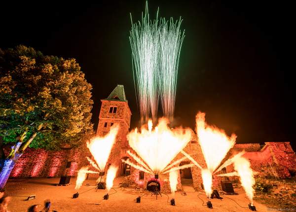 Flammenshow mit Feuerwerk zum 50-jährigen Jubiläum des Restaurants auf Burg Frankenstein am 10.09.2020