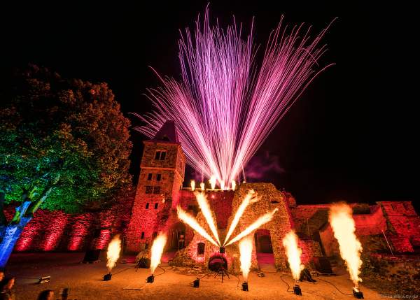 Flammenshow mit Feuerwerk zum 50-jährigen Jubiläum des Restaurants auf Burg Frankenstein am 10.09.2020