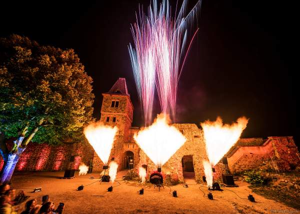 Flammenshow mit Feuerwerk zum 50-jährigen Jubiläum des Restaurants auf Burg Frankenstein am 10.09.2020