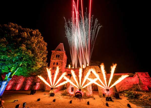 Flammenshow mit Feuerwerk zum 50-jährigen Jubiläum des Restaurants auf Burg Frankenstein am 10.09.2020