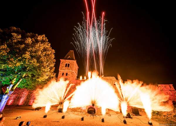 Flammenshow mit Feuerwerk zum 50-jährigen Jubiläum des Restaurants auf Burg Frankenstein am 10.09.2020