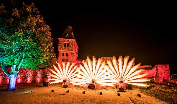 Flammenshow mit Wave-Flamer und Flammenprojektoren zur Musik von "Games of Thrones" zum 50-jährigen Jubiläum des Restaurants auf Burg Frankenstein am 10.09.2020