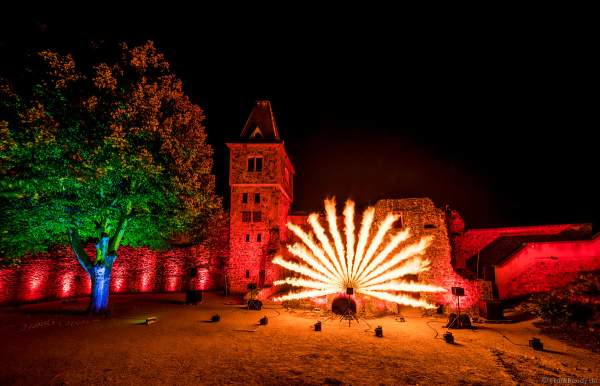 Flammenshow mit Wave-Flamer und Flammenprojektoren zur Musik von "Games of Thrones" zum 50-jährigen Jubiläum des Restaurants auf Burg Frankenstein am 10.09.2020